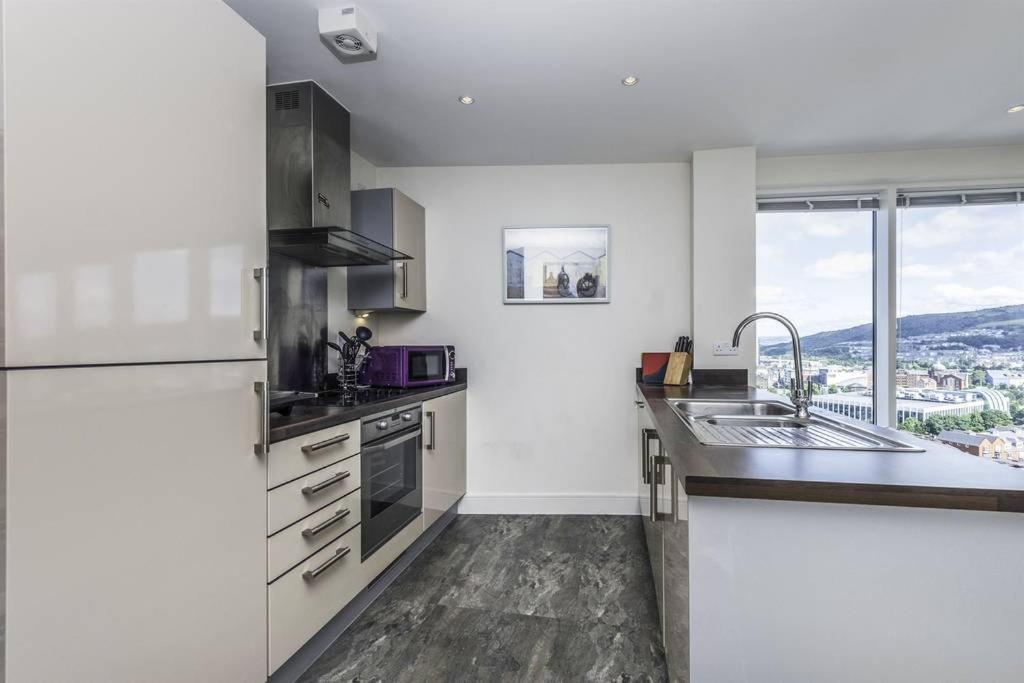 Beach On The Doorstep Meridian Tower Marina Swansea Apartment Ngoại thất bức ảnh