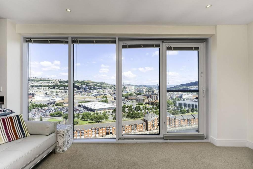 Beach On The Doorstep Meridian Tower Marina Swansea Apartment Ngoại thất bức ảnh