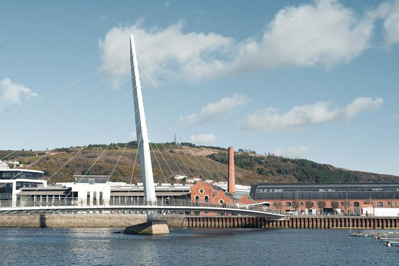 Beach On The Doorstep Meridian Tower Marina Swansea Apartment Ngoại thất bức ảnh
